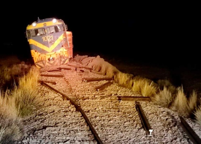 Roban rieles y descarrila tren de carga en la ruta Villazón-Viacha