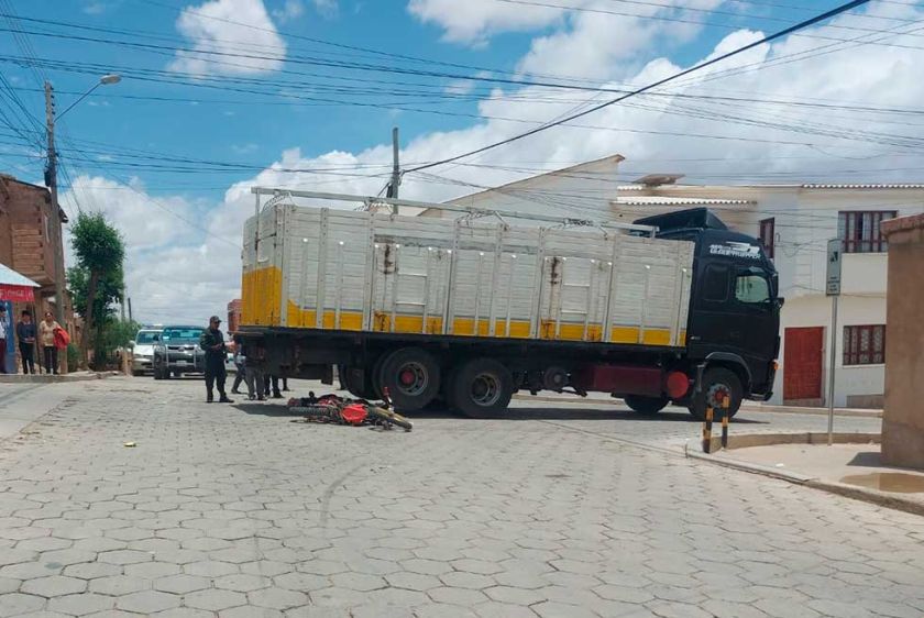 Camión pasa por encima del cuerpo de un motociclista