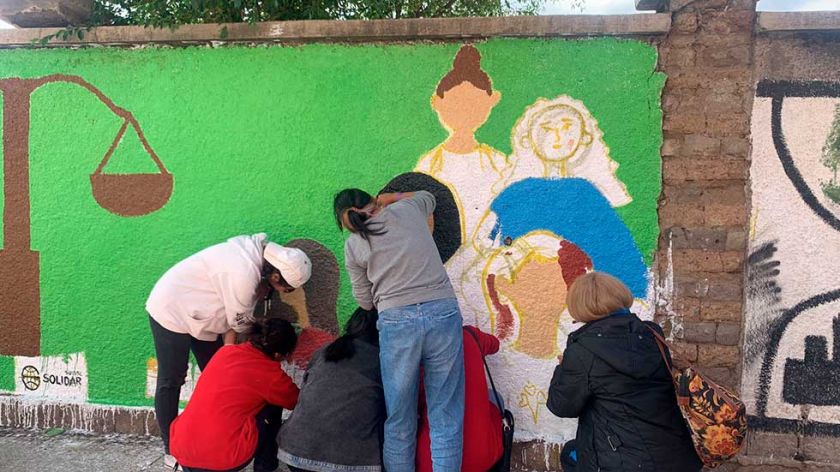 Voluntarios en Potosí pintan un mural contra la violencia 