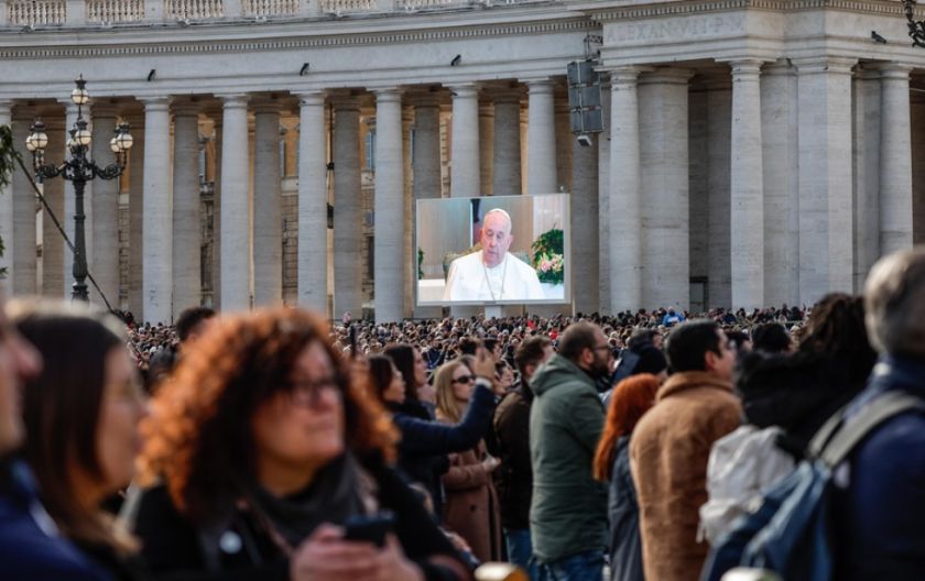 El Papa Francisco dice que tiene una “inflamación pulmonar” y reza el Ángelus en su casa