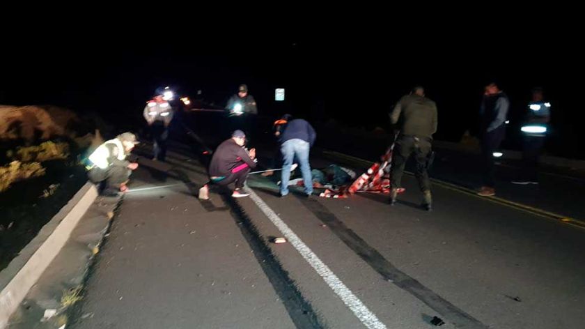 Un tractocamión embiste a tres transeúntes y mueren
