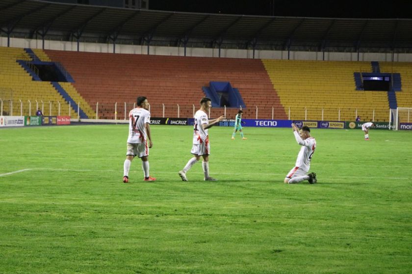 Tobar se luce con un triplete en la goleada de Nacional Potosí