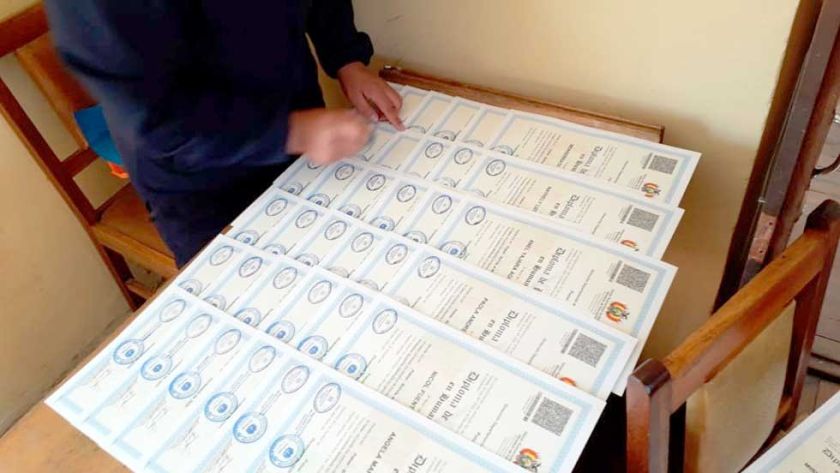 Distrito de Potosí ultima firmas de 5.000 diplomas de bachiller 