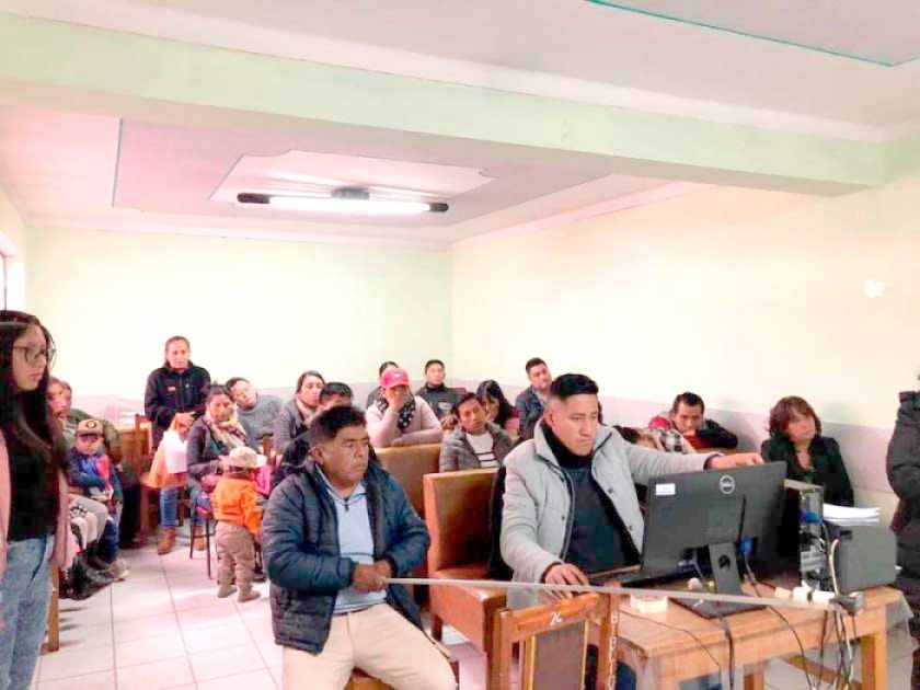 Padres esperan informe de evaluación de año escolar