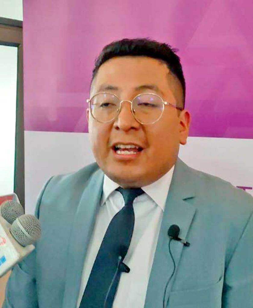 Premian a jueces en concurso de fallos