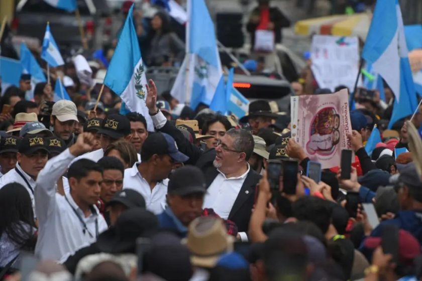 El presidente electo de Guatemala marcha junto a indígenas en “defensa de la democracia”
