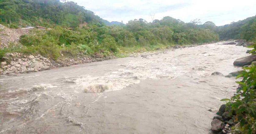 La crecida de un río pone en riesgo la  estabilidad de puente en Tacobamba