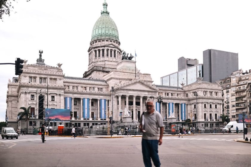 Argentina celebra 40 años de democracia con la asunción presidencial de Javier Milei