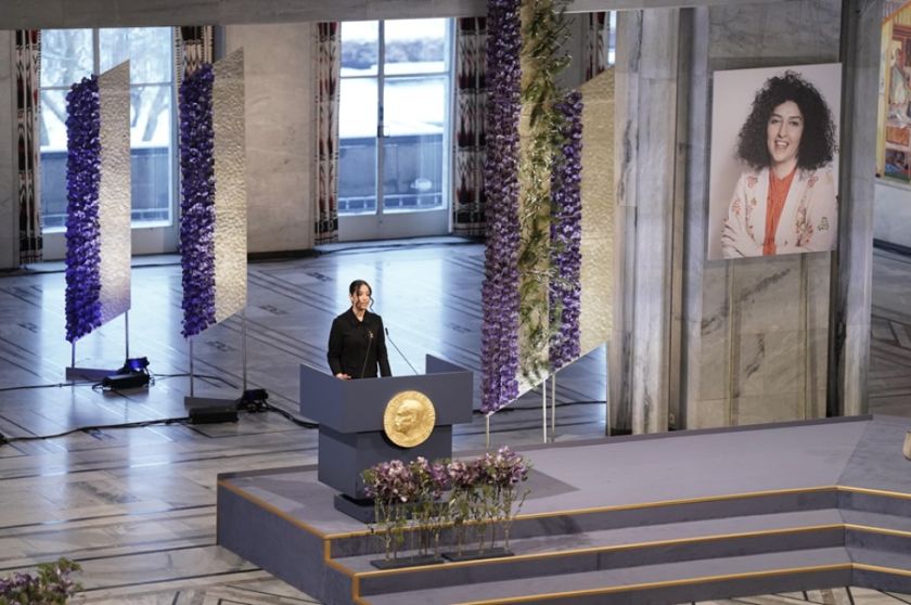 Narges Mohammadi pide al recibir el Nobel de la Paz apoyo para acabar con el régimen iraní