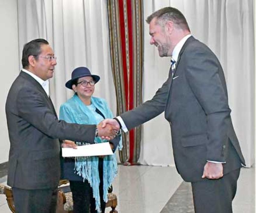 Arce recibe credenciales de 10 embajadores