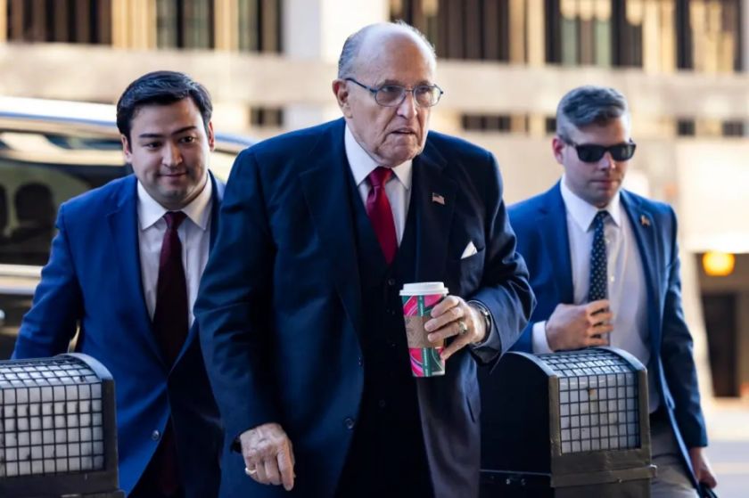 Condenan a Giuliani con 148 millones de dólares por difamar a dos trabajadoras electorales