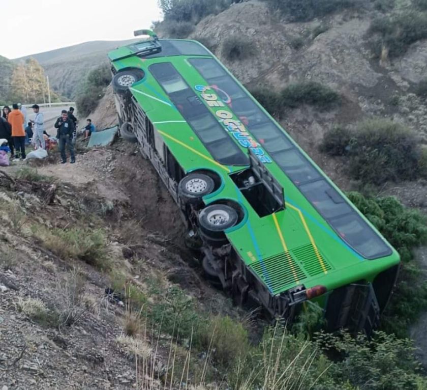 Accidente de un bus causa 19 heridos en la vía Potosí – Sucre