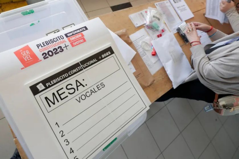 Chile vota en un nuevo plebiscito constitucional con desinterés e incertidumbre