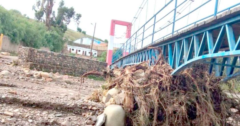 La crecida del río Quivincha se lleva un puente y daña cultivos