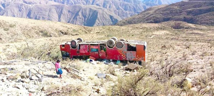Flota que salió de Tarija vuelca con 33 pasajeros a bordo en vía a Tupiza