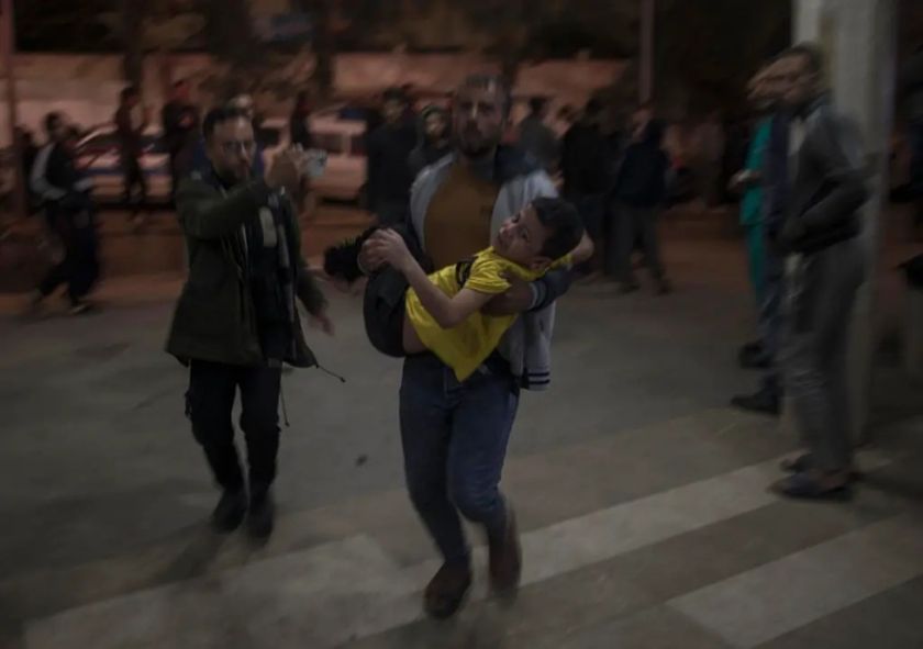 Israel ataca dos hospitales en Gaza y permite la entrada de ayuda humanitaria por su frontera