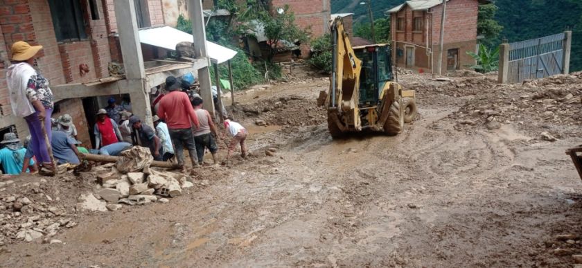 La Paz: Evacúan a familias afectadas por deslizamiento en La Asunta 