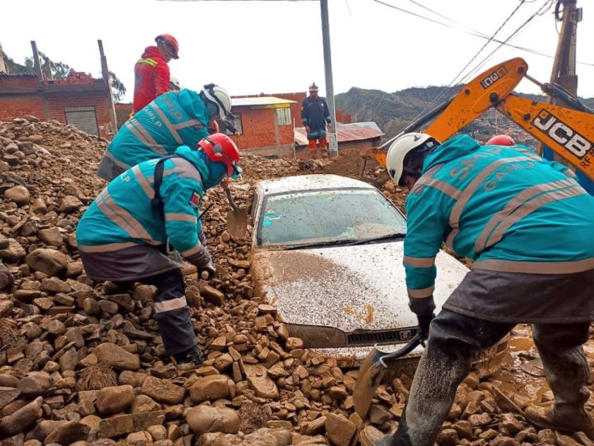 Lluvia ocasiona que mazamorra dañe a viviendas y dos vehículos en un barrio de La Paz