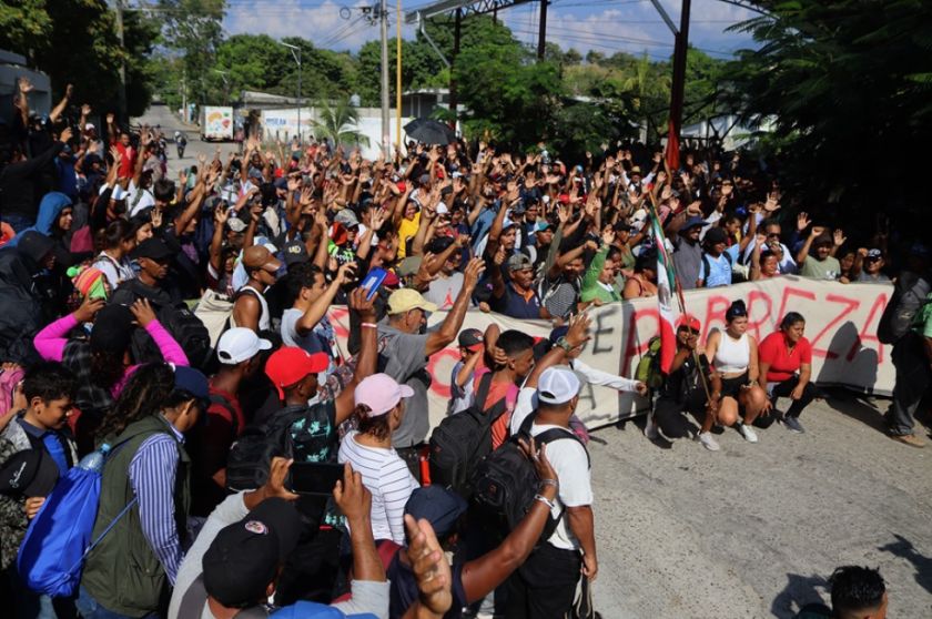 La caravana de miles de migrantes para y se entrega a las autoridades en el sur de México