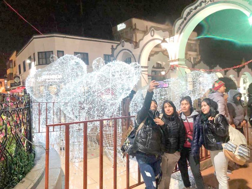 La iluminación de Navidad seguirá hasta la quincena