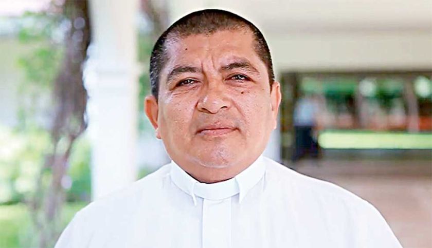 Se exilia cura nicaragüense en plena ola de arrestados