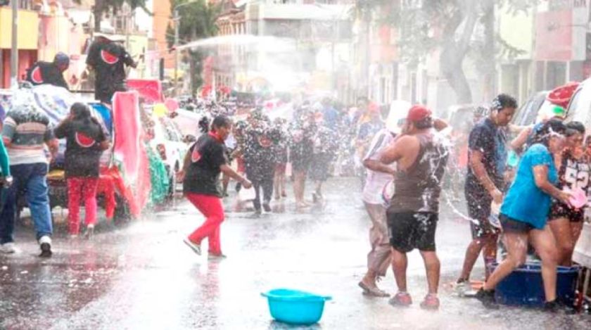 Pedirán evitar el juego con agua ante escasez en Potosí
