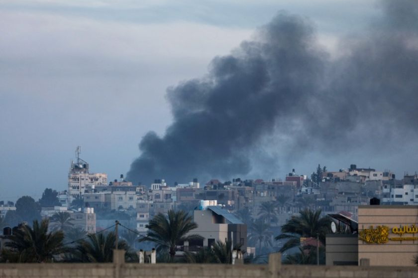 Israel lanza un dron durante el funeral del comandante de Hizbulá asesinado el lunes en el sur del Líbano