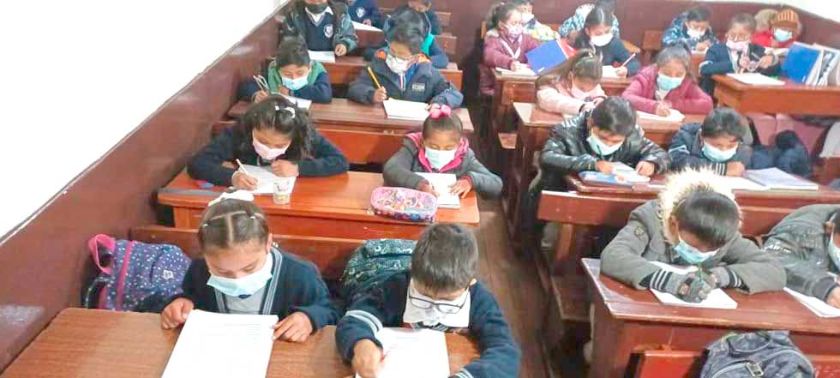 Anuncian retorno a clases con la vacuna y barbijo contra la covid