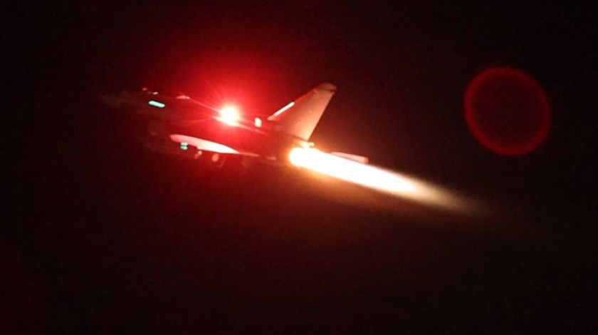 EEUU y Reino Unido bombardean Yemen en respuesta a los ataques de los hutíes en el mar Rojo