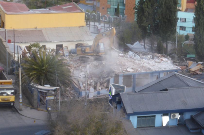 Denuncian negligencia de la gestión de Arias en la demolición ilegal de la casa de la Av. 20 de octubre