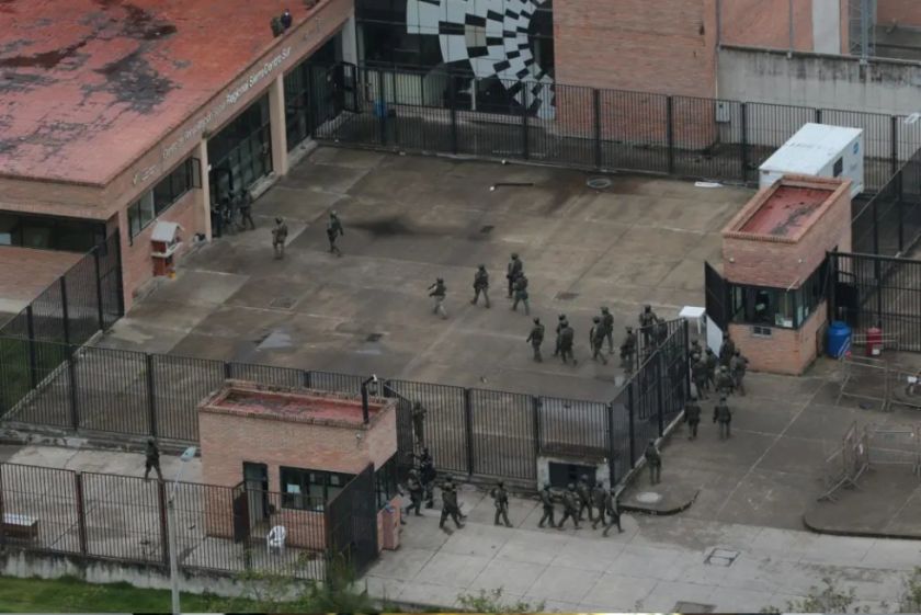 Militares de Ecuador ejecutan operaciones para recuperar el control de las cárceles
