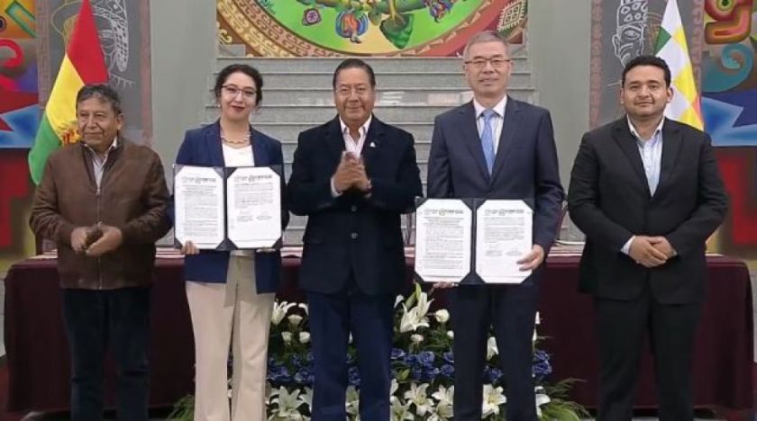 Bolivia firma un nuevo convenio para una planta piloto de extracción de litio