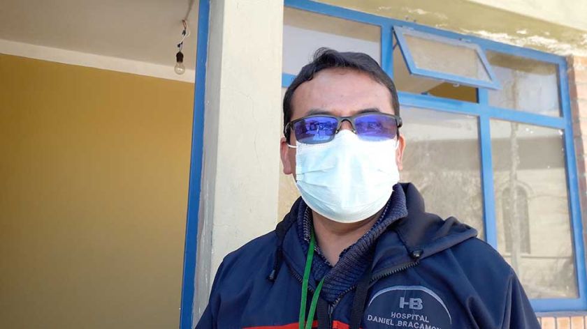 Vuelven a pedir barbijo para entrar al hospital Bracamonte