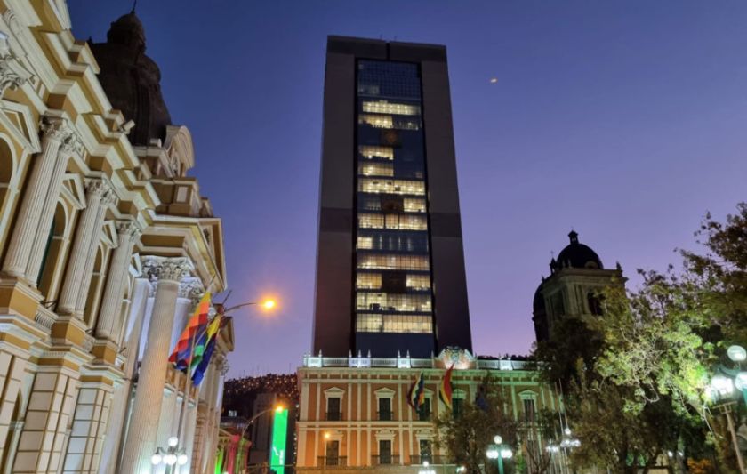 Gobierno instruye reducir gasto público en viáticos, pasajes, imprenta, vehículos y otros