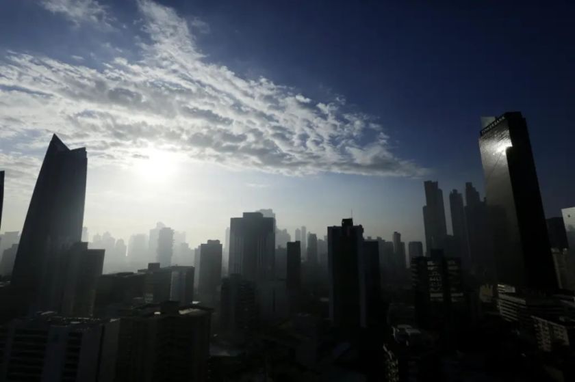 Una nube tóxica cubre parte de la capital de Panamá por un incendio en el mayor vertedero del país