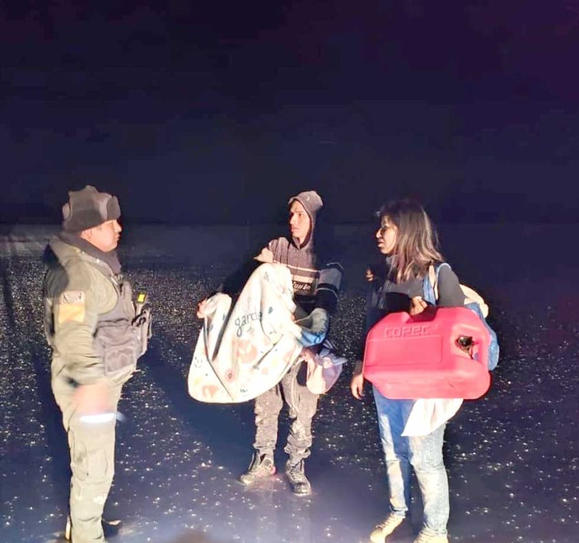 Policía rescata a una familia de chilenos en el Salar de Uyuni