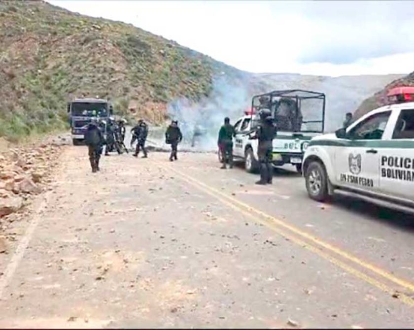 Policía desbloquea vía La Palca y  tráfico casi fue normal en Potosí