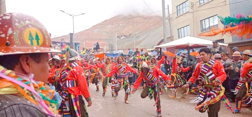Bajada del Tata Q'aqcha abre los carnavales con danza y tradición