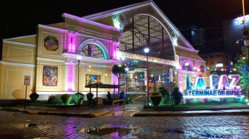 Reportan muerte de una  mujer que no pudo viajar de La Paz a Santa Cruz por los bloqueos