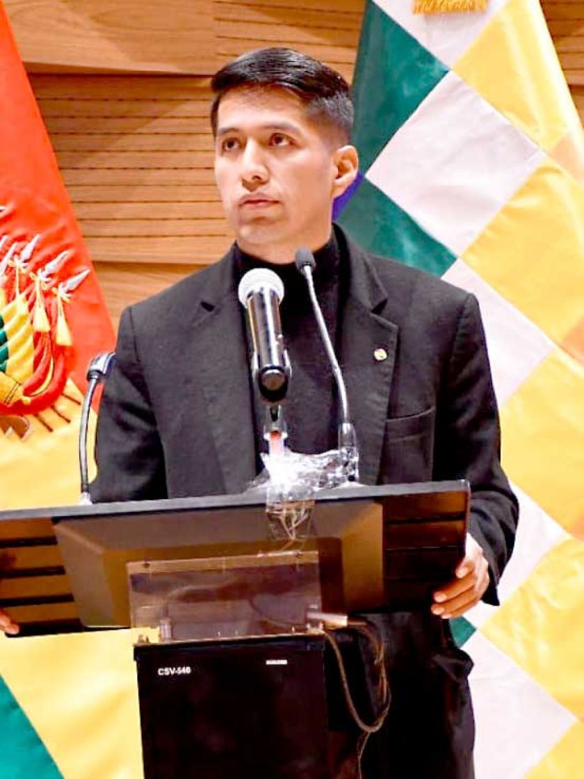 Gobierno desafía a Evo y Andrónico a levantar bloqueos para dialogar