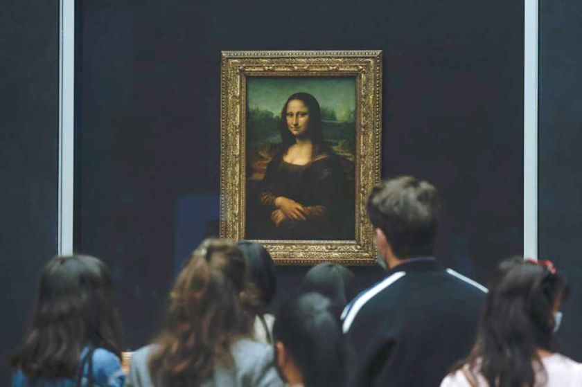 Dos activistas climáticas echan pintura sobre el cristal de ‘la Gioconda’