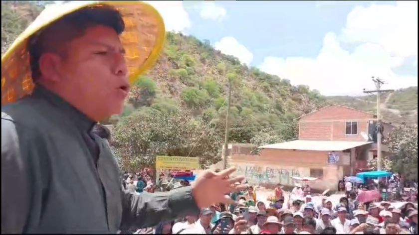 Leonardo Loza desafía al gobierno mientras mantiene bloqueos