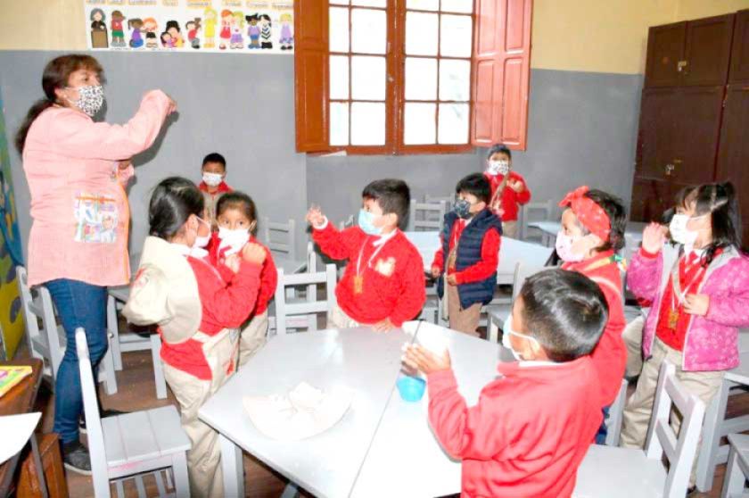 Estudiantes deben ir a clases con barbijo
