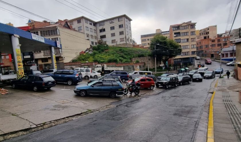 Reportan que hay filas por combustible, mientras el Gobierno dice que no caerá en el ‘juego’ de Evo Morales
