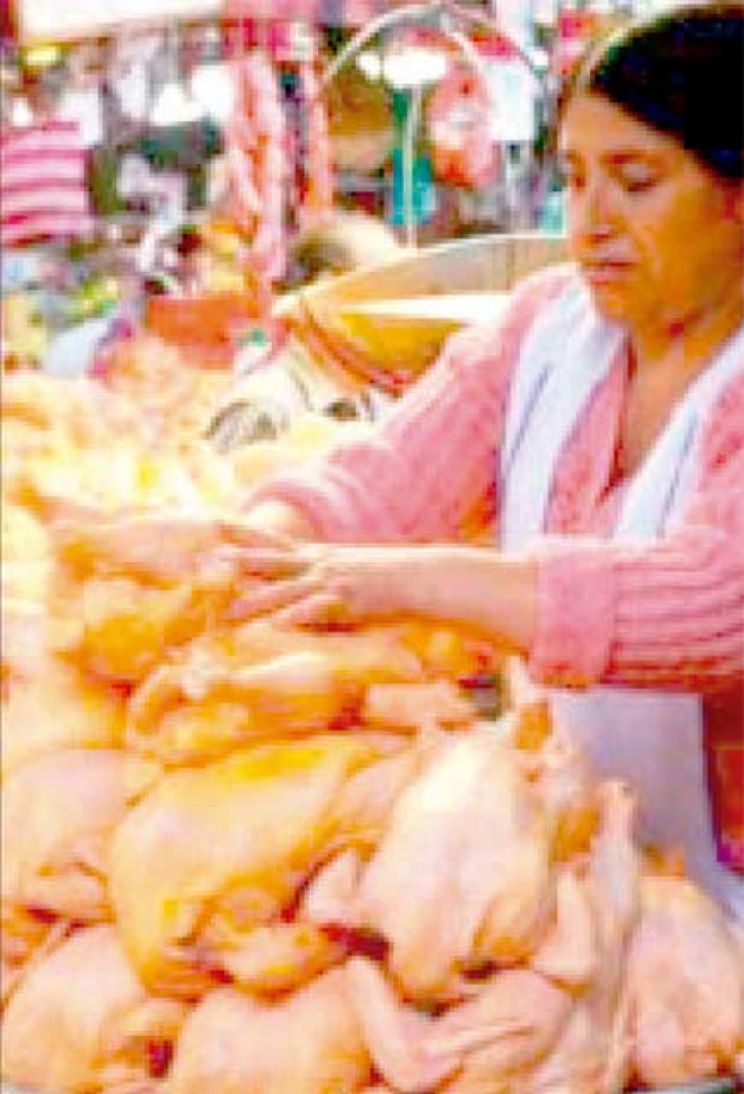 Reportan incremento del precio de carne de pollo por bloqueos