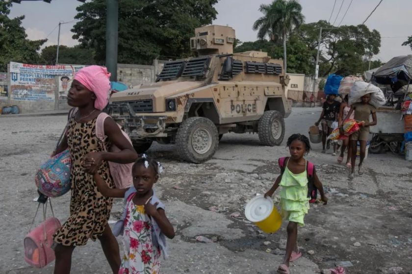 Reportan que hay miles de desplazados en una zona de Puerto Príncipe a causa de la violencia de las bandas