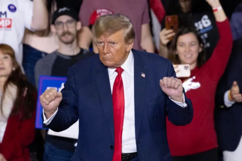 La campaña de Trump supera en recaudación a la de Biden pero también en gastos y deudas