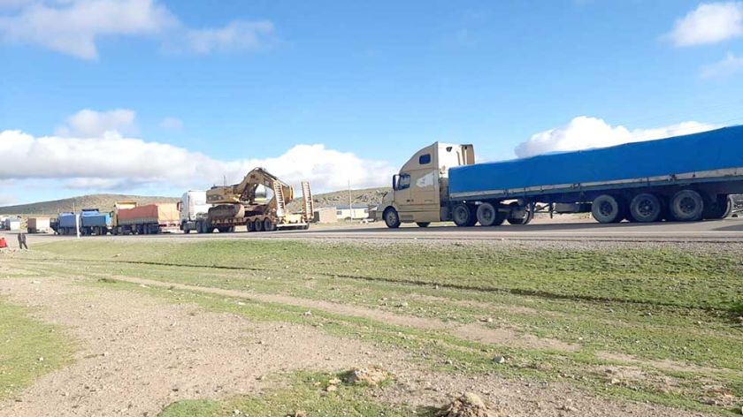 Transportistas piden que el Ejército desbloquee la carretera Potosí-Oruro