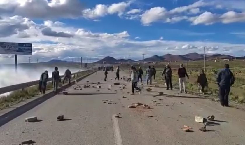 Enfrentamiento en Caracollo deja policías heridos y la vía Oruro - La Paz bloqueada