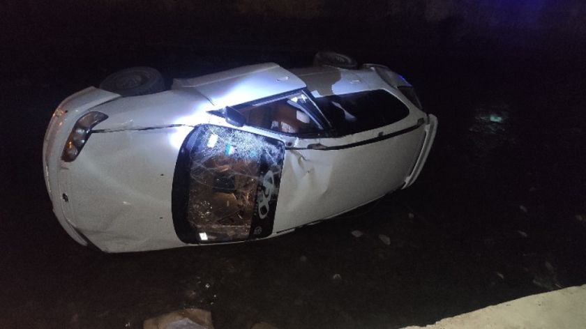 Un vehículo se vuelca en el Río Seco de El Alto, sus ocupantes abandonaron la escena